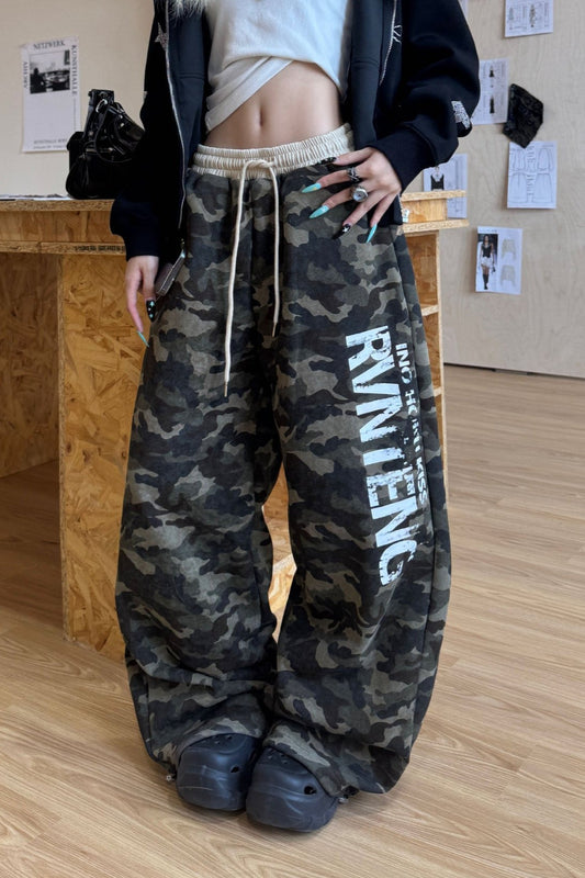 Retro Camo Letter Graphic Curved Sweat Pants