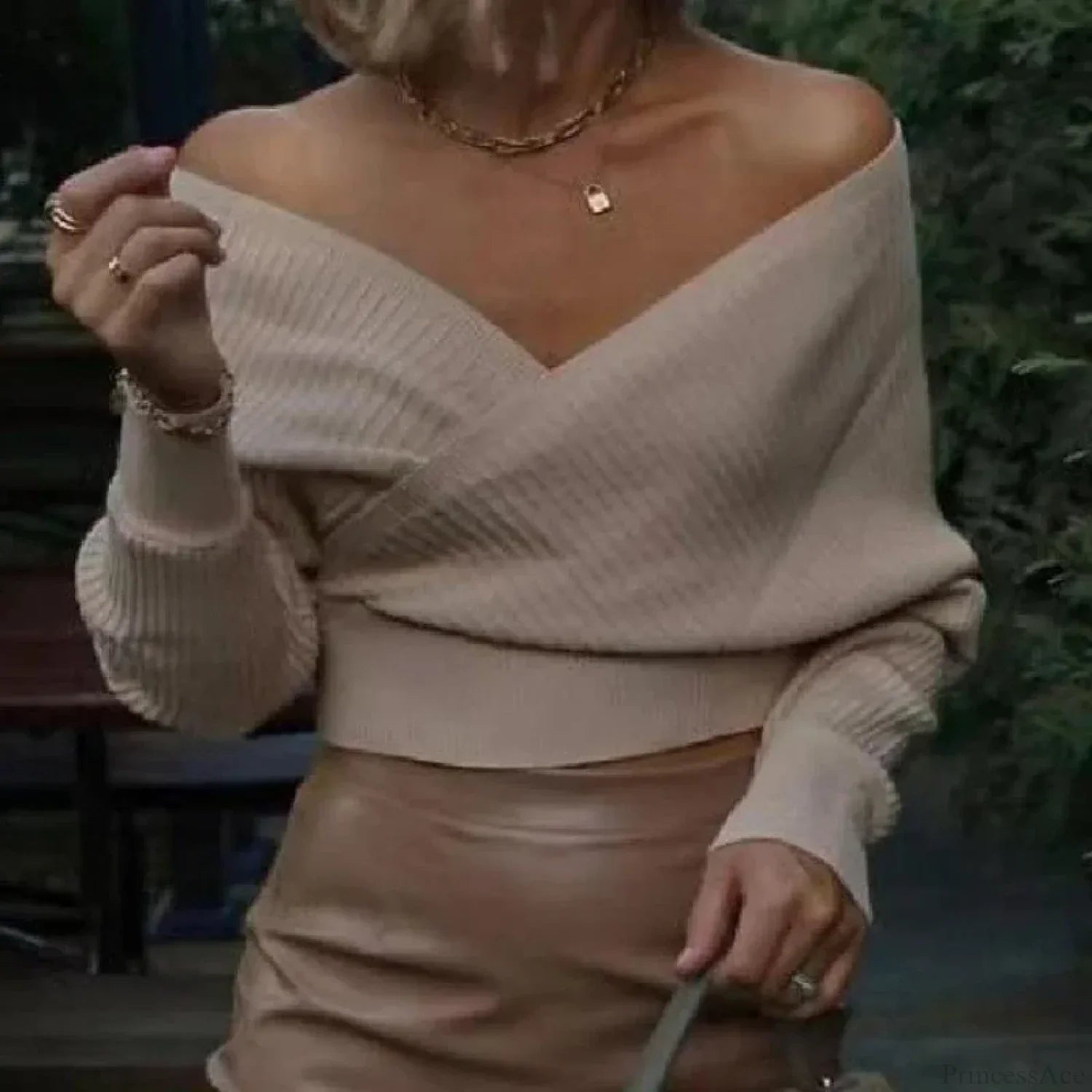 White V-neck Striped Sweater Apricot / S